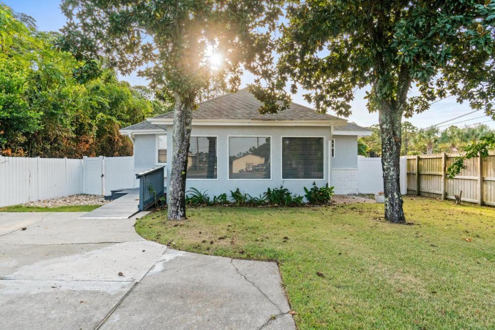 Beach House - Barefoot House by Panhandle Getaways